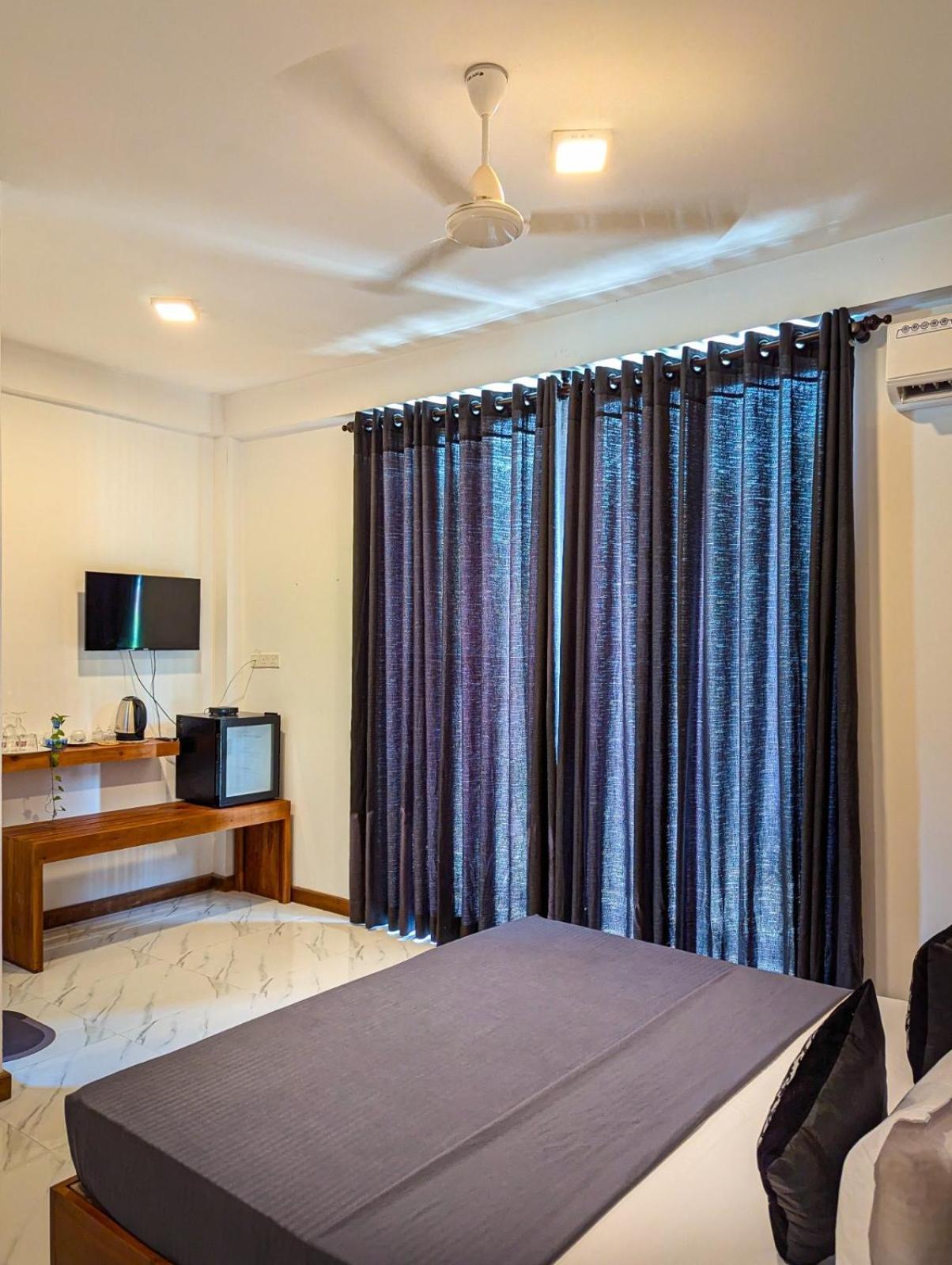Airport Hotel By Cmb Apartments Negombo Buitenkant foto