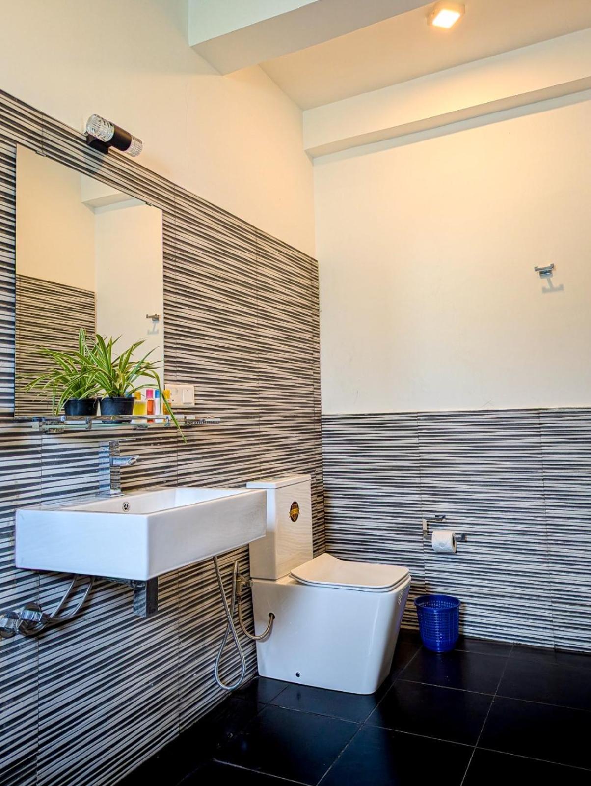 Airport Hotel By Cmb Apartments Negombo Buitenkant foto
