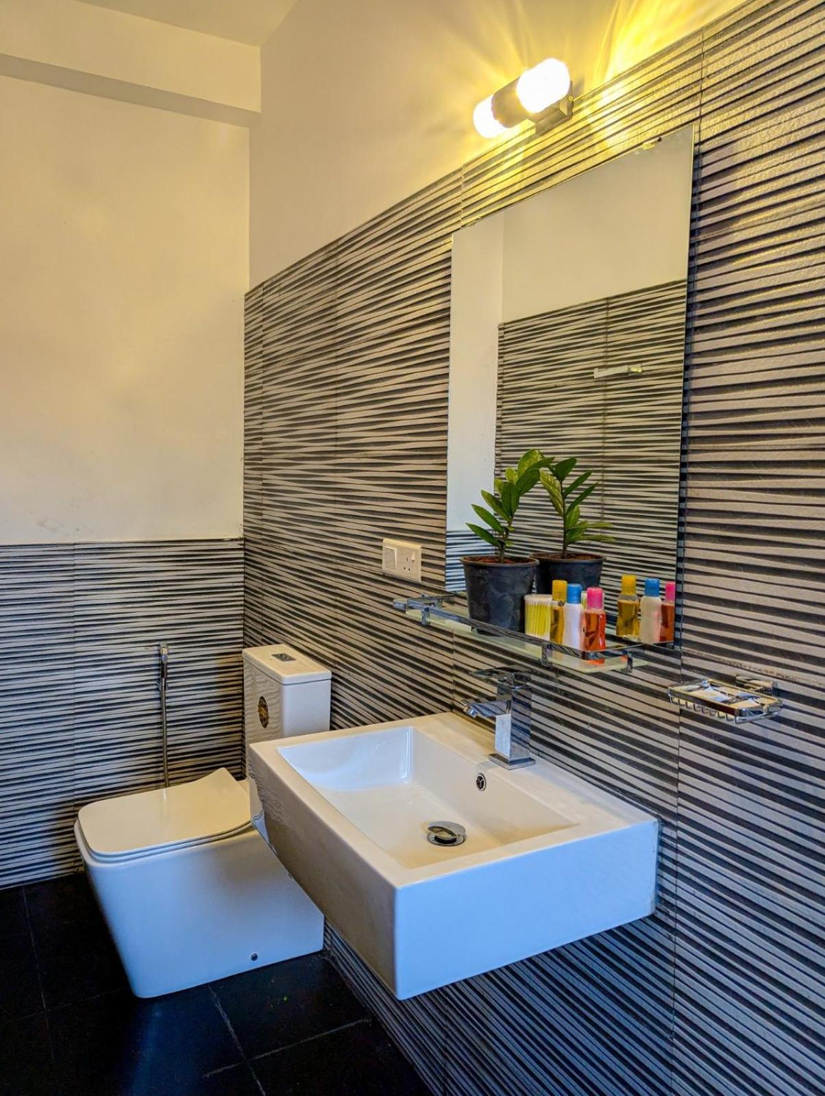 Airport Hotel By Cmb Apartments Negombo Buitenkant foto