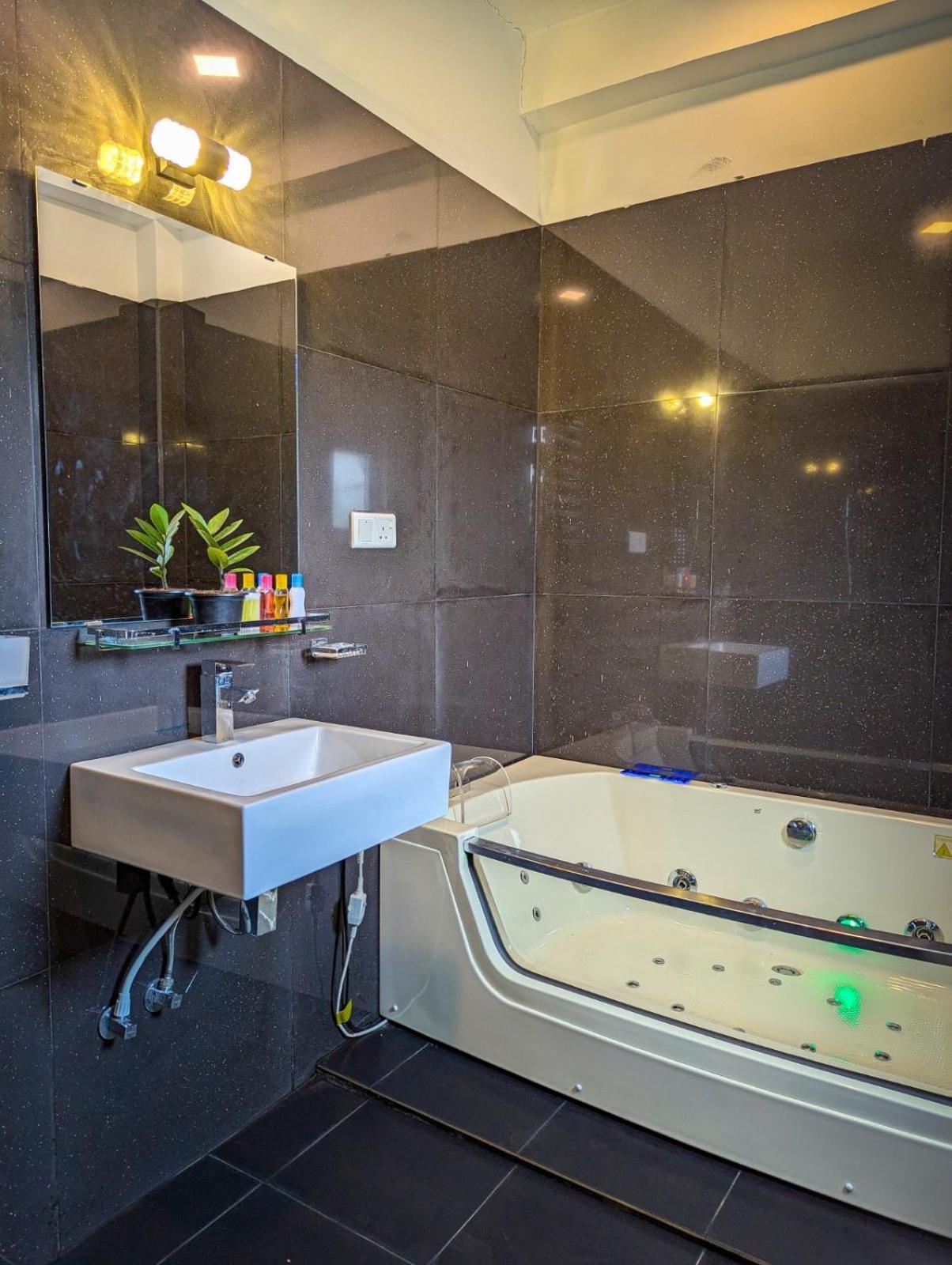 Airport Hotel By Cmb Apartments Negombo Buitenkant foto
