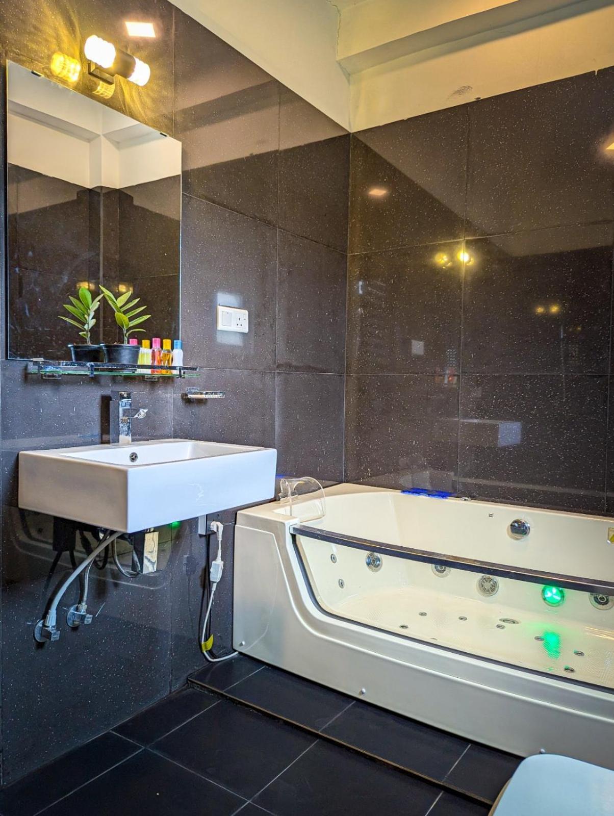 Airport Hotel By Cmb Apartments Negombo Buitenkant foto